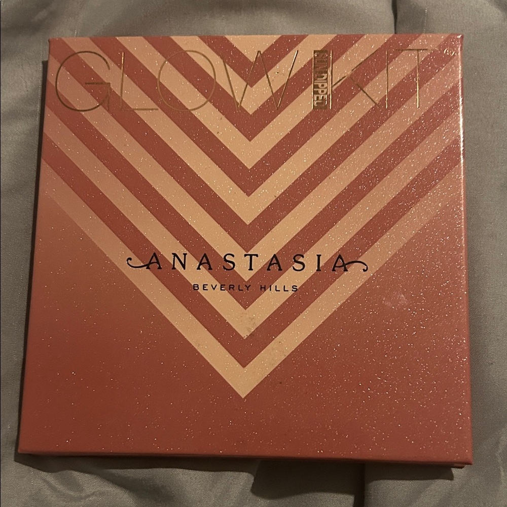 Anastasia Beverly Hills Glow Kit in Rose and Gold